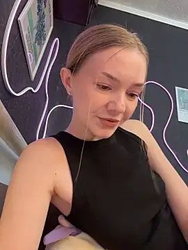 Webcam Model (MilaMoone)  is live.Free join now!