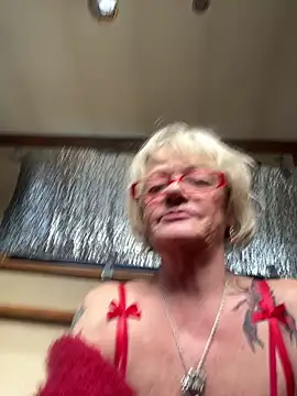 Webcam Model (ladyboatlady) is live