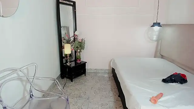 CharlotteKing8 webcam