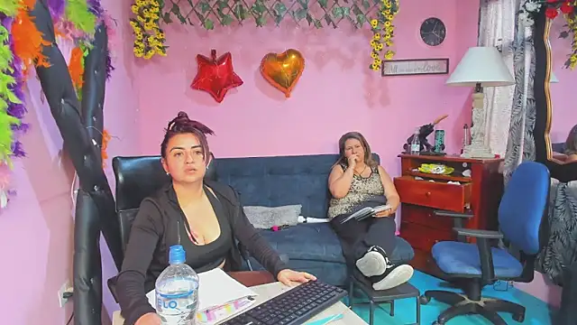 lesbiancuple (G young) - Mommy squirts on your face 🌊🌊💧