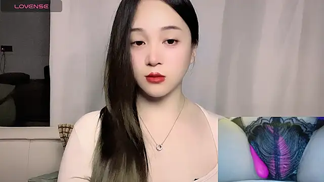 美女woaiqinqin在线直播