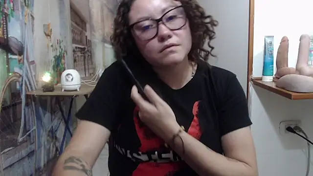 curly_greeneyed webcam