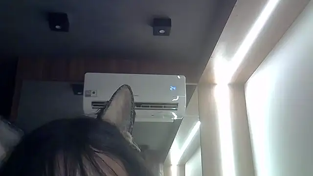 SkinnyKitten live sex cam