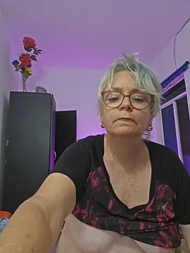 Webcam Model (slutgold) is live