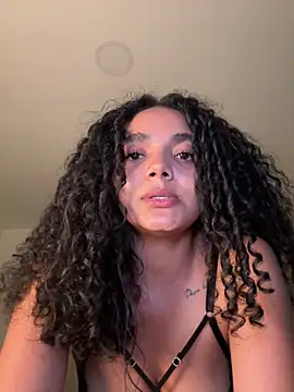 Curlyierr live sex cam