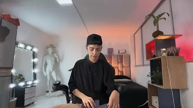 sebastian_reed (M young) - 🍑Move your ass slow👄