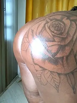 Hugemassivebootie webcam