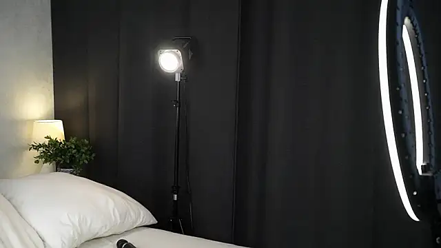 lettyslovacek (F teen) - Squeeze my booty closeup