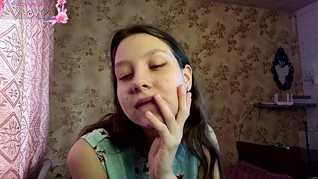 qutiedasweet (F teen) - TITS close view