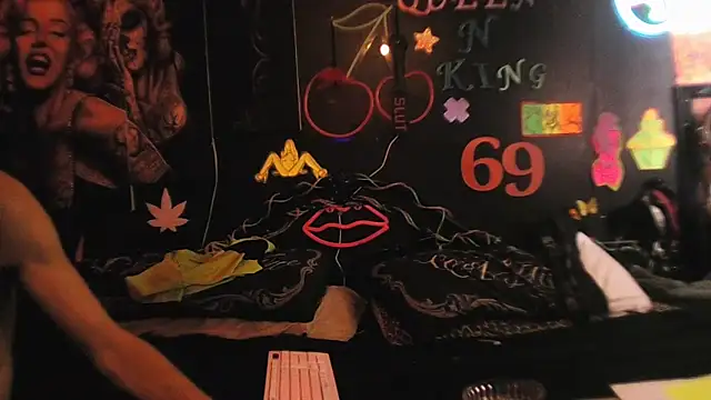 daddyandsplashqueen (Ask my age) - Bend Over And Shake This Ass For U