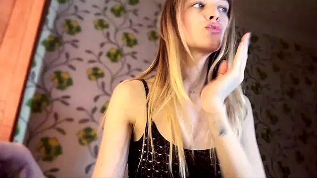 starfrom_hell (F young) - spanks in doggy