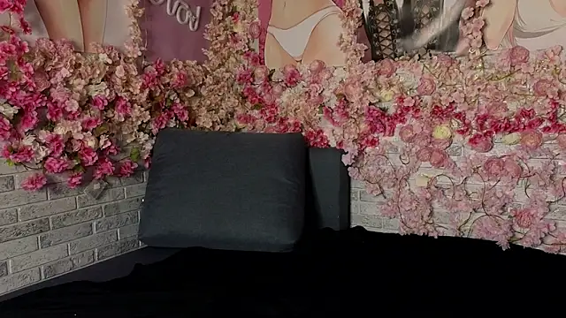 KinkyFriedChicks webcam