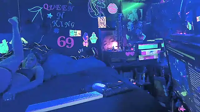 splash_queen420 (Ask my age) - Sit On Dildo For 2min