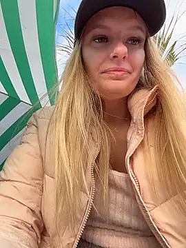 betsy (F young) - Buttplug in ass at public beach