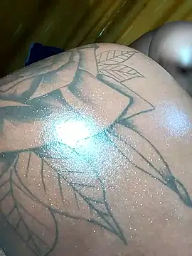 Hugemassivebootie webcam