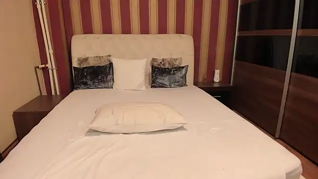 MadameCrowford webcam