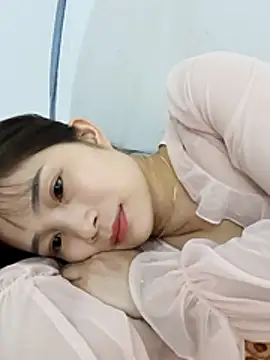 Webcam Model (-Dumi-)  is live.Free join now!