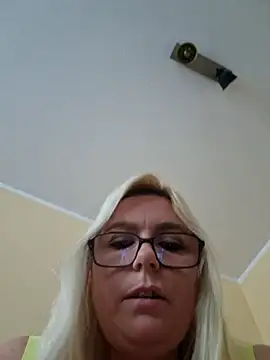 SweetButterflyKiss webcam