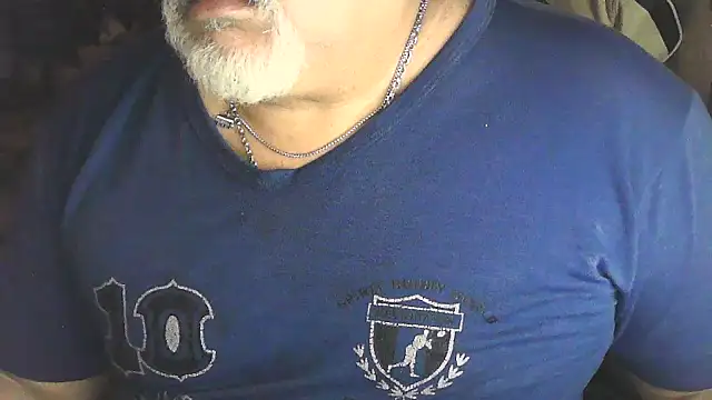 cashot58 (M grandpa) - me muesrtro desnudo en mi cama mostrando