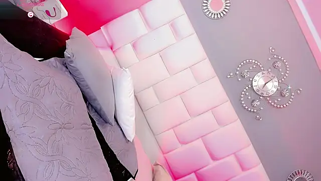 Kisses_Sophia's room