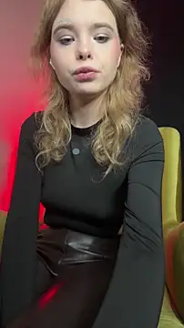 Creatrix_Lola webcam