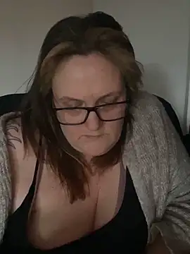 Busty-GilfQuinn webcam