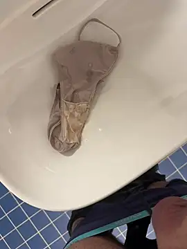 swissboy22 (Ask my age) - Cum in Panties