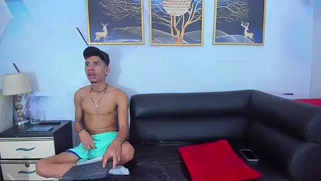 Alex_jeins_at webcam