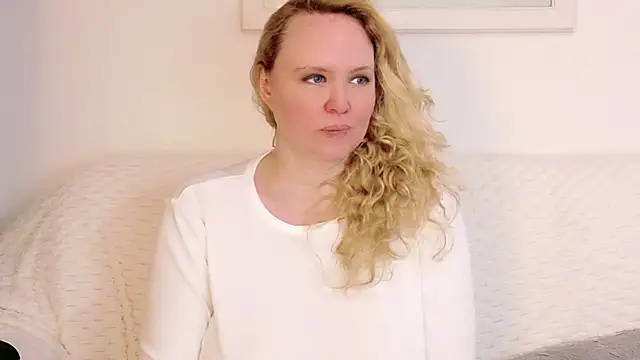 sarah4you (F milf) - make my day or make me cum :)