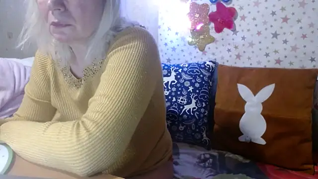 queenlana (F milf) - Topless..