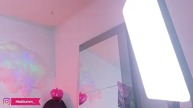 MiiaBlumm_ webcam