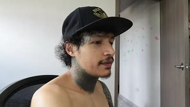 trieone live sex cam