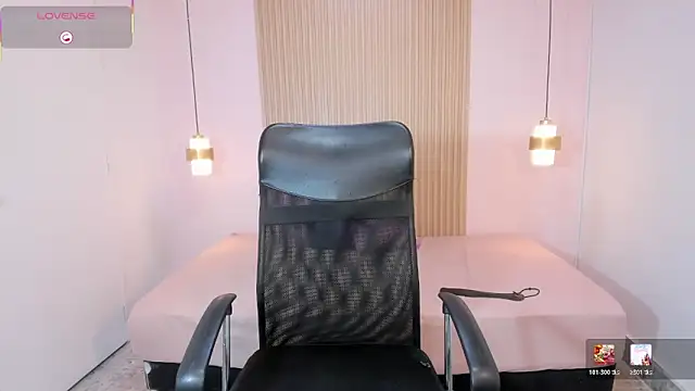 CharlotteKing8 webcam