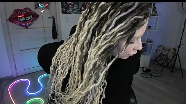 HoneySallyMoore live sex cam