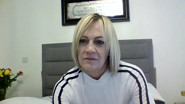 Milfshake227 webcam
