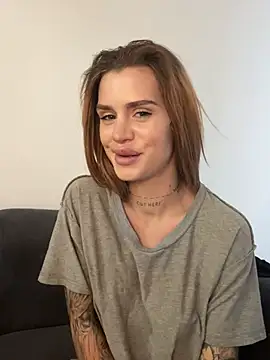 Webcam Model (EmiliaCatalina) is live