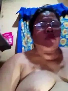 Huge_mama69 live sex cam