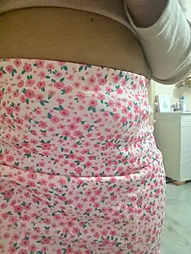 jenny1401 (F milf) - Cream on boobs