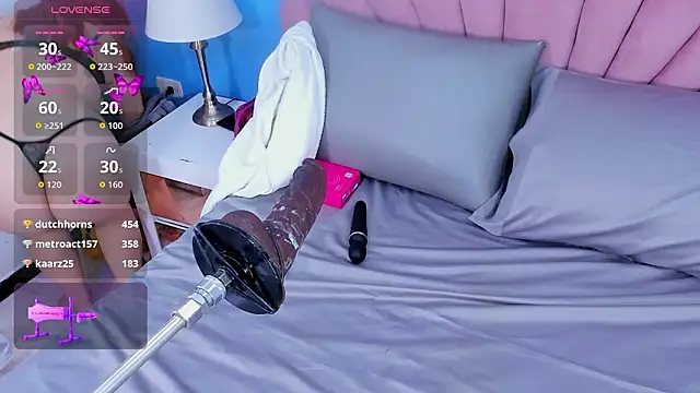 alana_glasses webcam