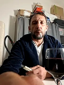 valen_tinx19cm (Ask my age) - Bonne branlete et grosses ejac