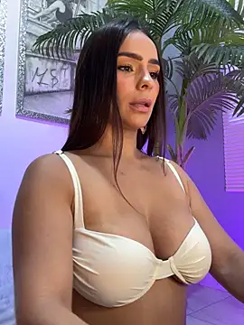 mau_white (F milf) - Take off  bra and spit on her breast