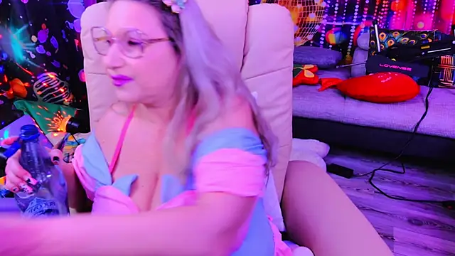 YOUR_MATURE_FANTASY webcam