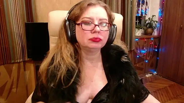 miss_tress (F mature) - naked tits