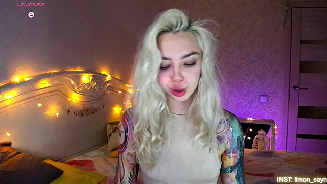 LillyMoure_'s Live XXX Chat