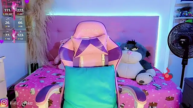 kylie_brokee (F young) - control toy x3