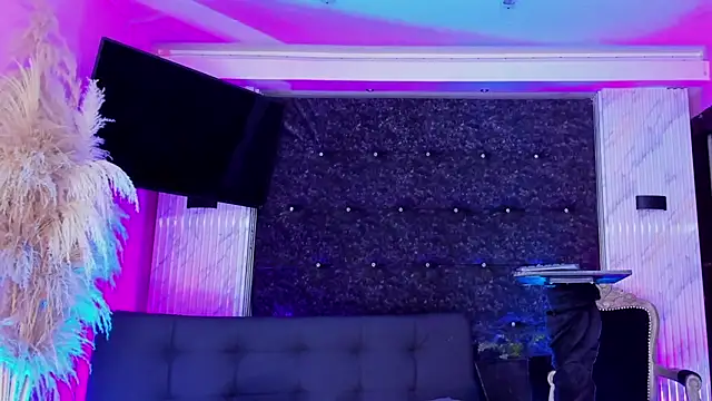 Queens_Wonders_Blonders webcam