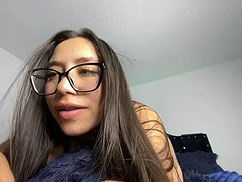 Webcam Model (LyaRose) is live