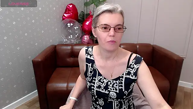 cutie_erikaa1 (F mature) - doggy pose in lingerie