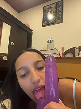 Webcam Model (Eve_Ritz)  is live.Free join now!