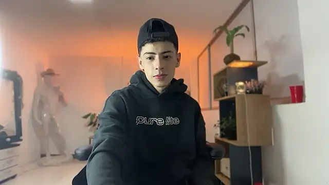 sebastian_reed (M young) - 🍑Move your ass slow👄